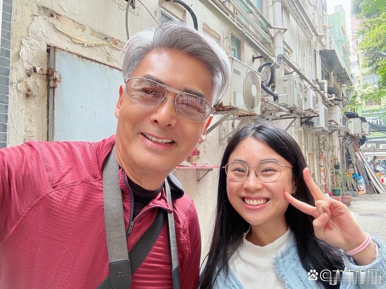 70岁周润发香港街头偶遇，红衫白发，虽容颜见岁月痕迹，却依旧意气风发，巨星风范不