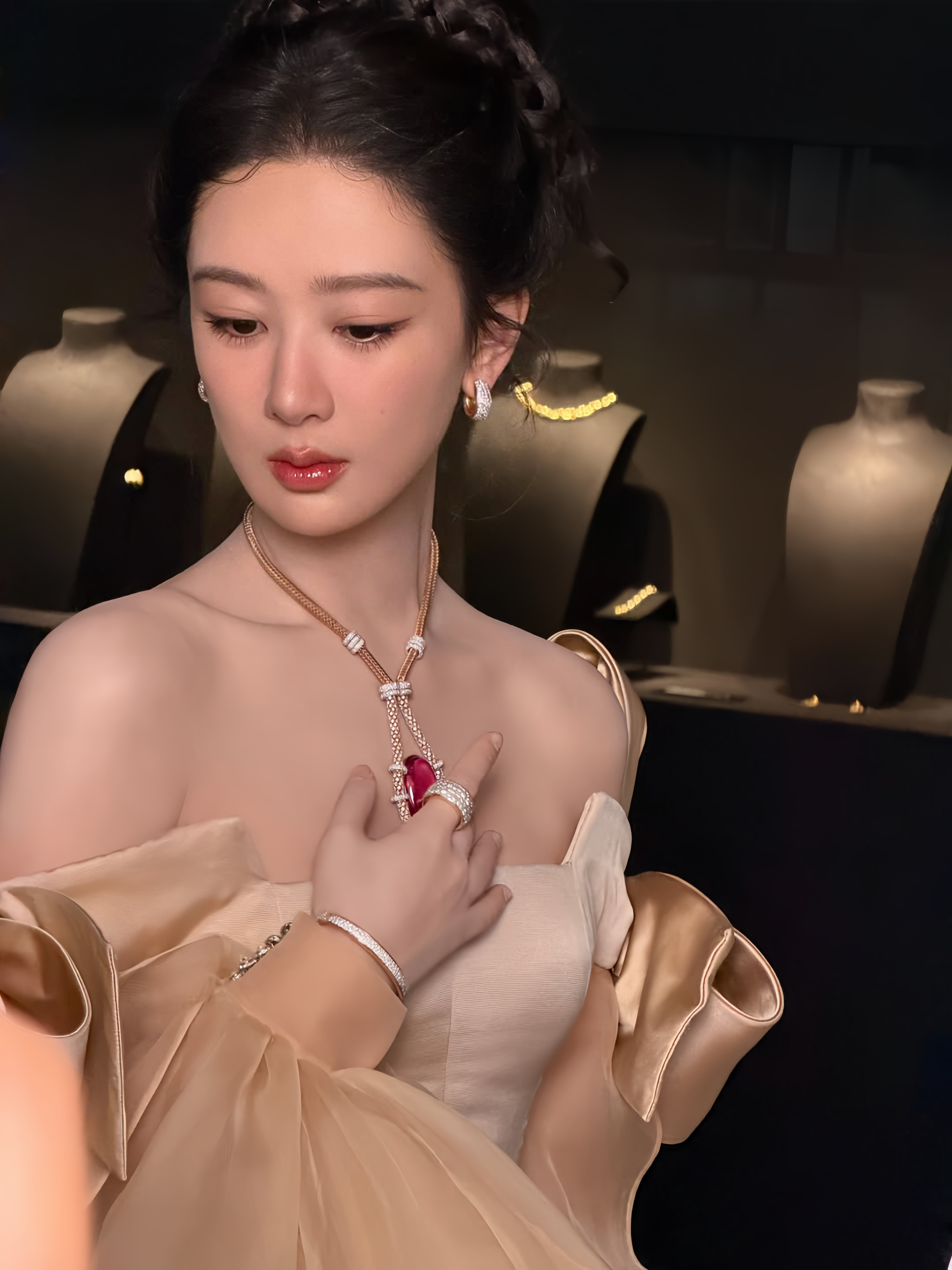 杨紫ins更新🆕美人配高珠高定~杨紫蝴蝶结泡泡袖高定