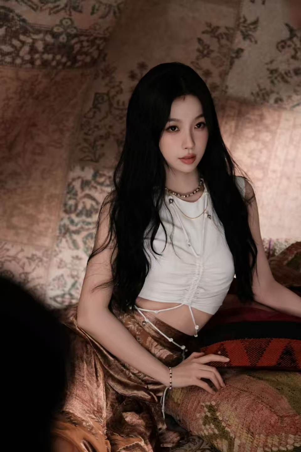 虞书欣波西米亚风织就自由旷野虞书欣鎏金裙摇曳复古浪漫此女子都美成啥了！虞书欣