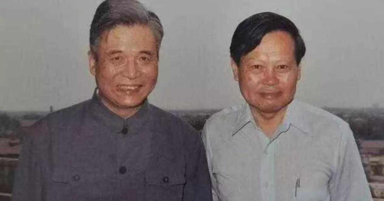 1986年，杨振宁来看望癌症晚期的邓稼先，他开玩笑地问：“你搞原子弹、氢弹，国家