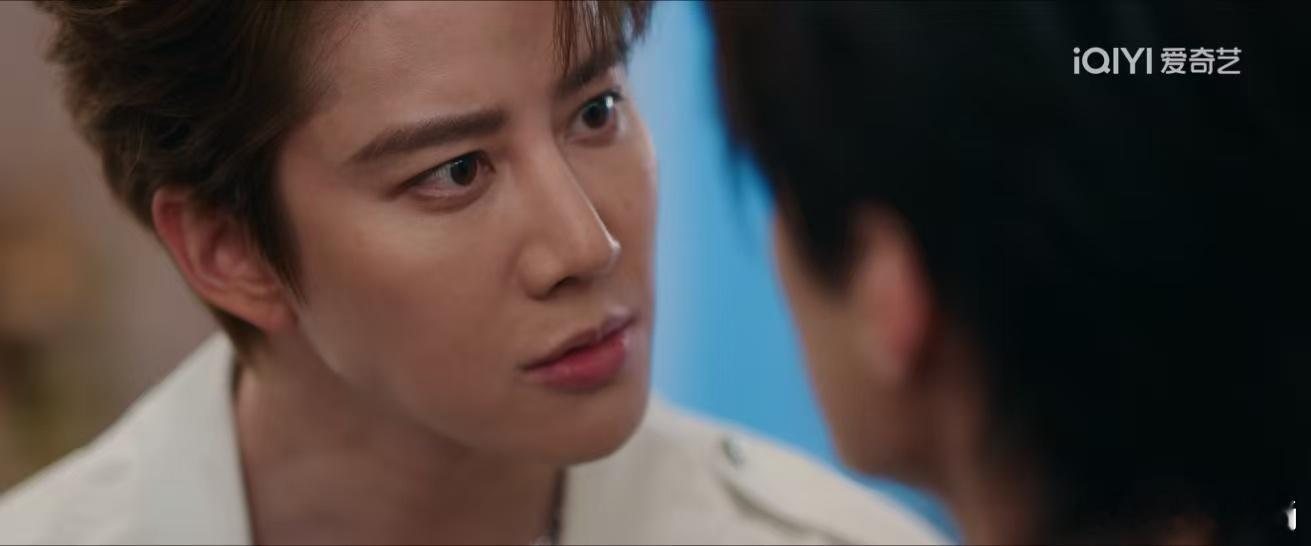 虞书欣的现任和前任打起来了守护者与迷局者，因姜暮而交锋。何与与Mike，现实中