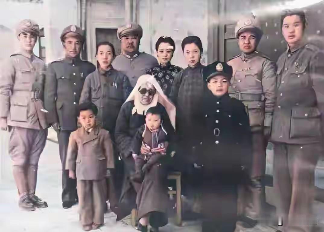 1940年，马鸿逵在银川拍下四世同堂全家福，表面风光结局凄凉。照片中，马鸿逵