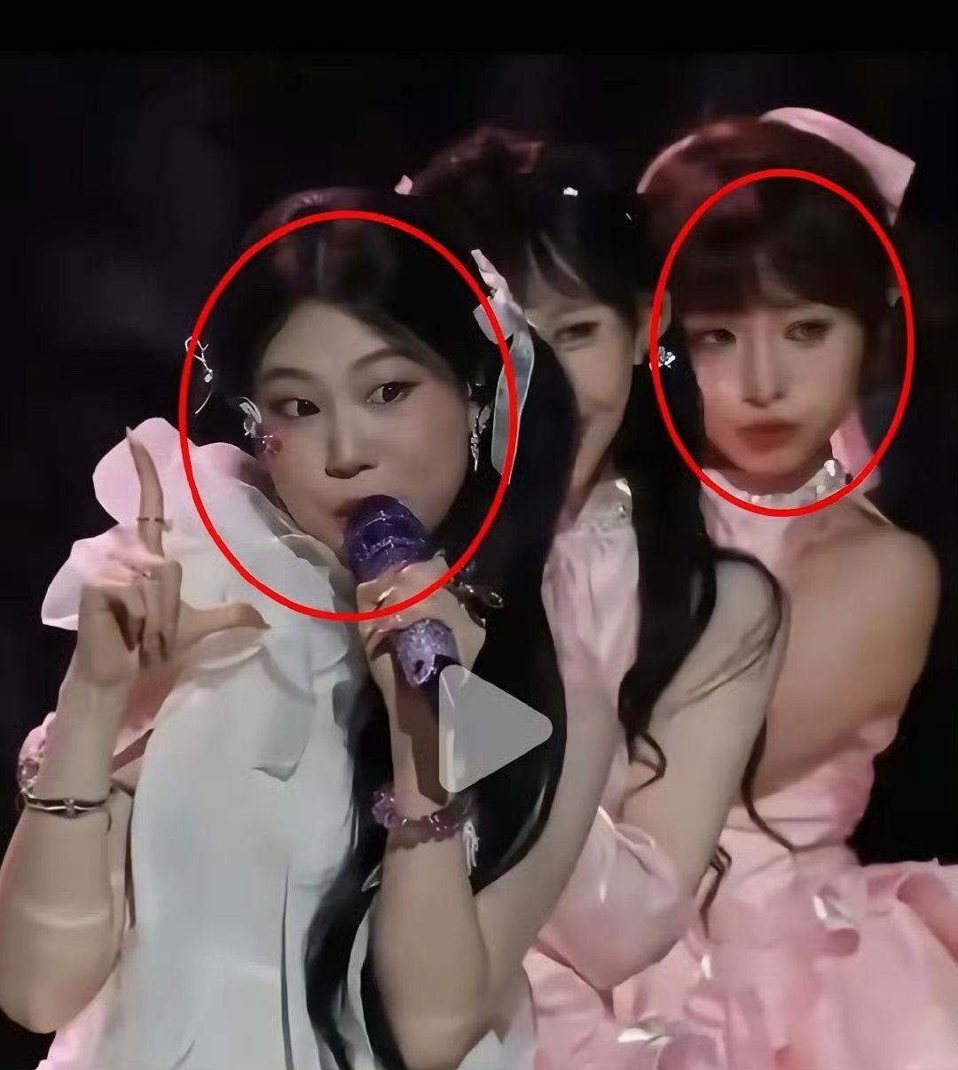 沈佳润真的经不起细品！明明站C位，却被身后的伴舞小姐姐狠狠艳压，颜值对比太惨烈了