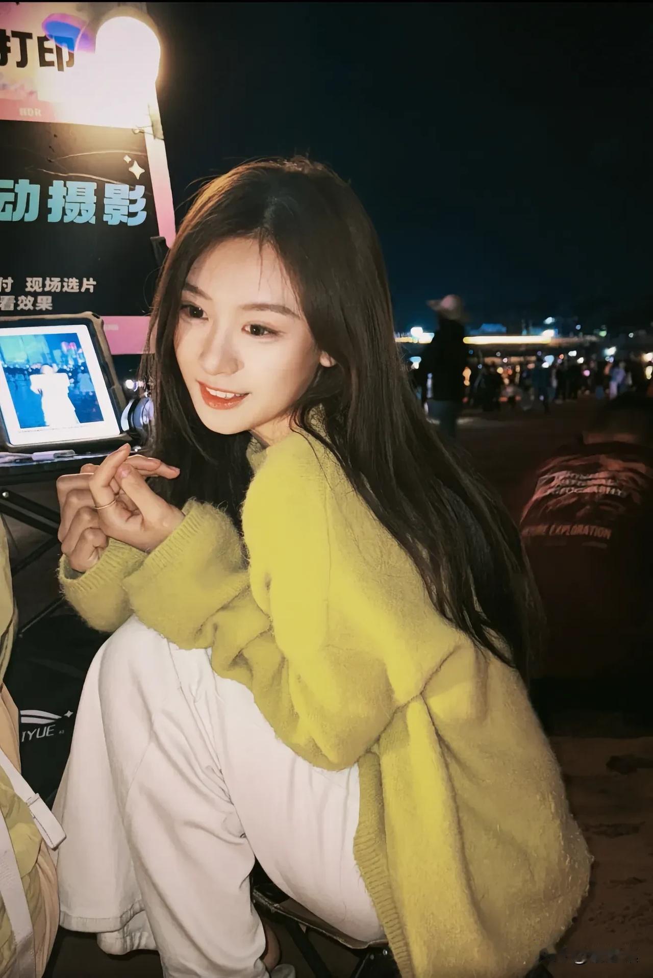 夜晚街拍，温暖黄色毛衣，甜美笑容，轻松自在。
