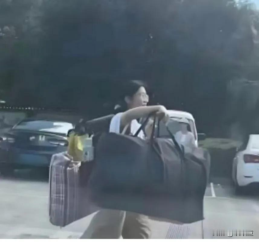 谁也没想到，这位扁担女孩火了！当时有人来接她，但人太多，她就担着东西，与家人汇