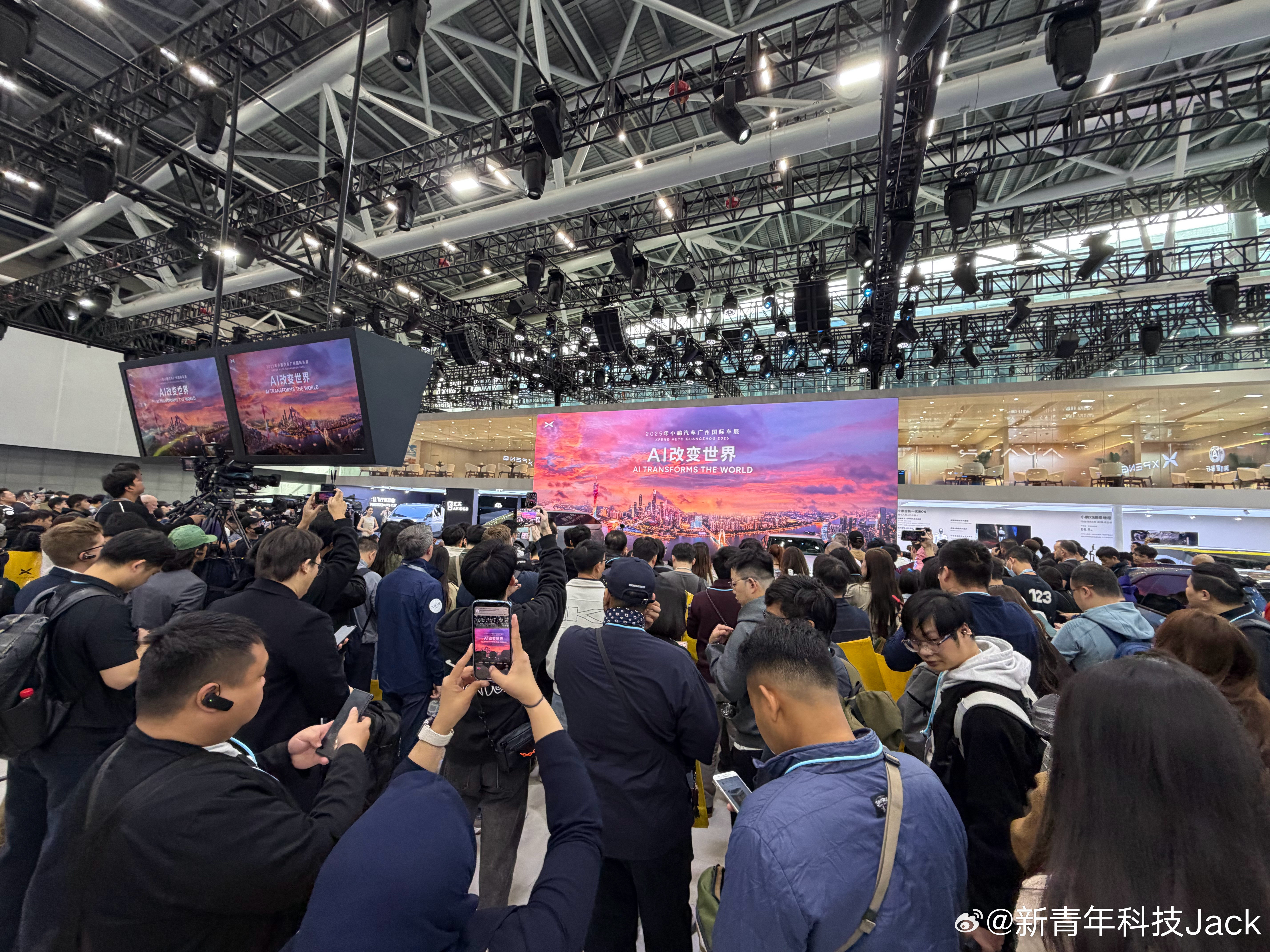 广州车展小鹏汽车展台也很火啊我都挤不进去了昨晚正式发布的小鹏X9超级增程，订单破