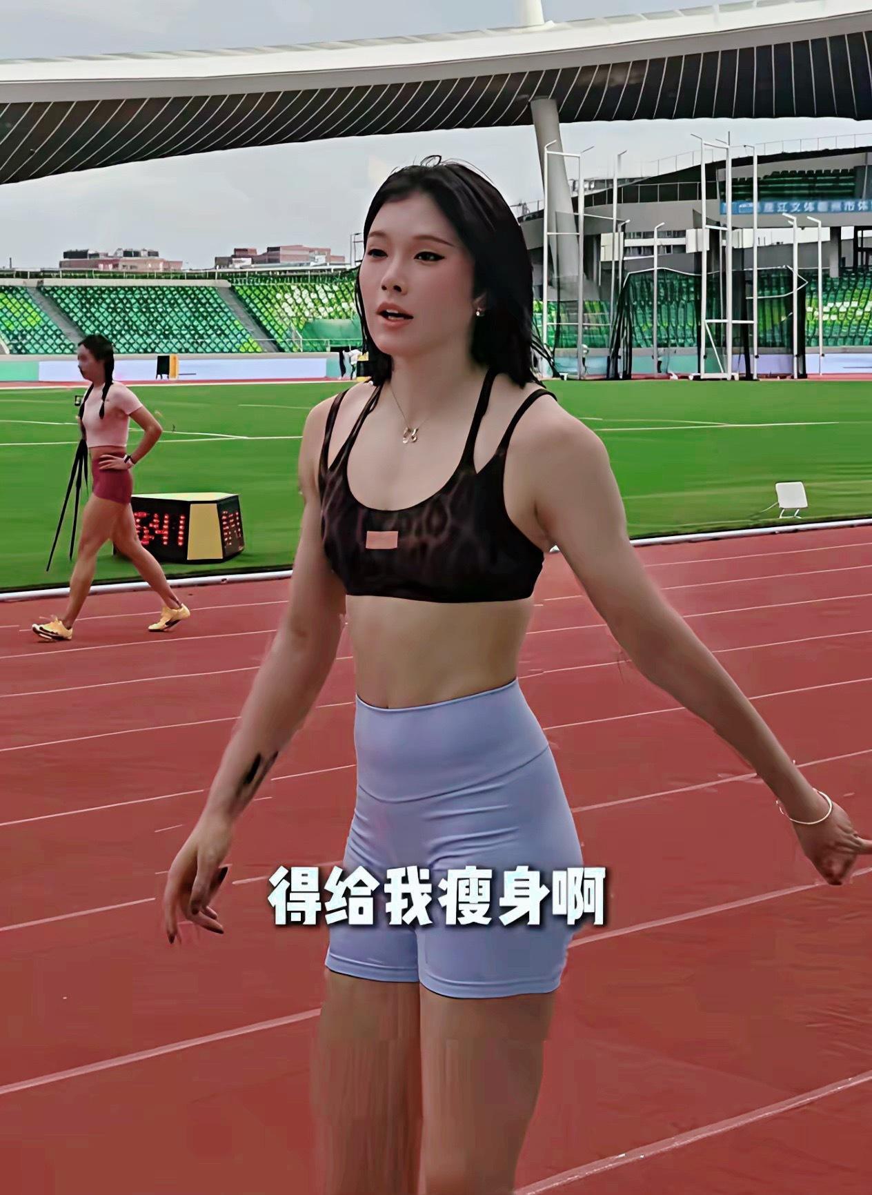 网友：吴艳妮！能拍一段你训练的视频吗？我远远拍，不打扰你训练！吴艳妮：哎哎，