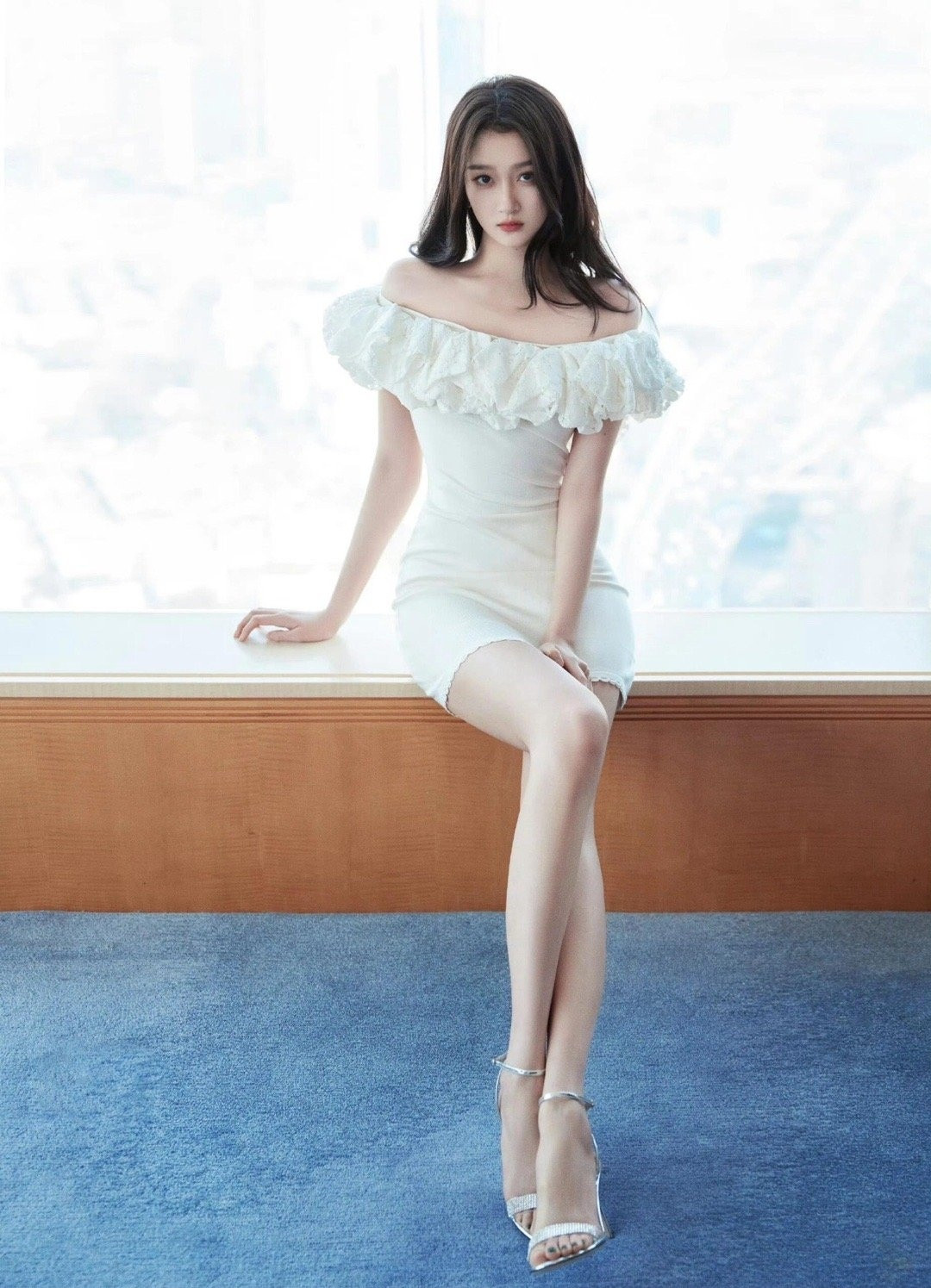 关晓彤的腿能不能分我一点关晓彤这腿真的属于公开处刑级别的好看，站在人群里直接自