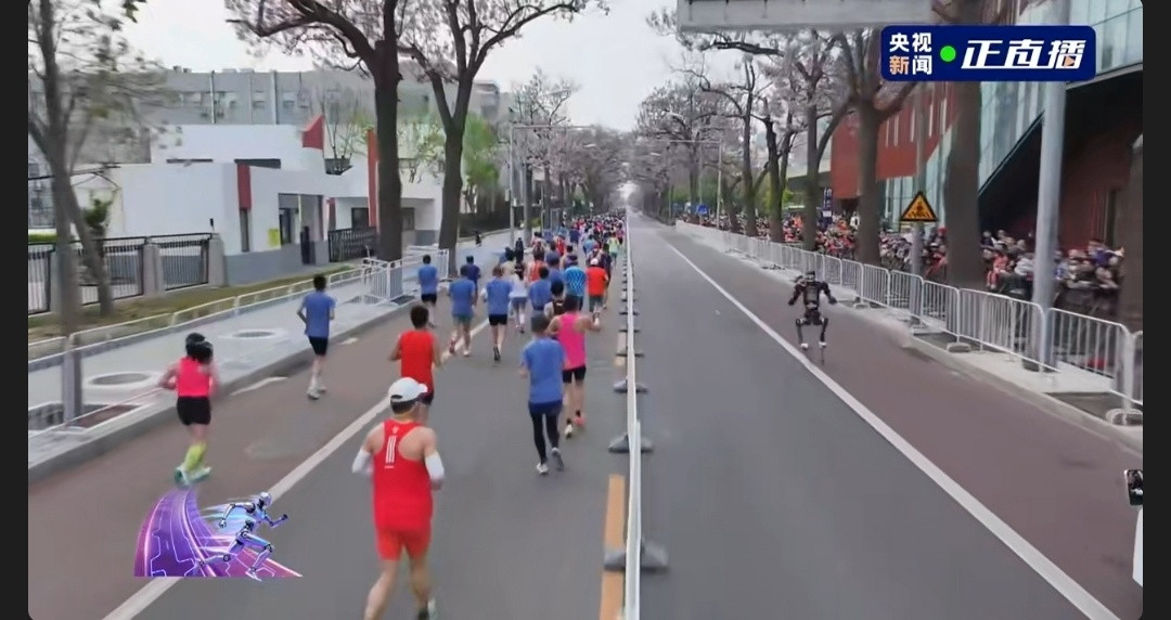 300个机器人跑半马人类选手输大了，机器人破人类世界纪录跑进50分钟我一周前开