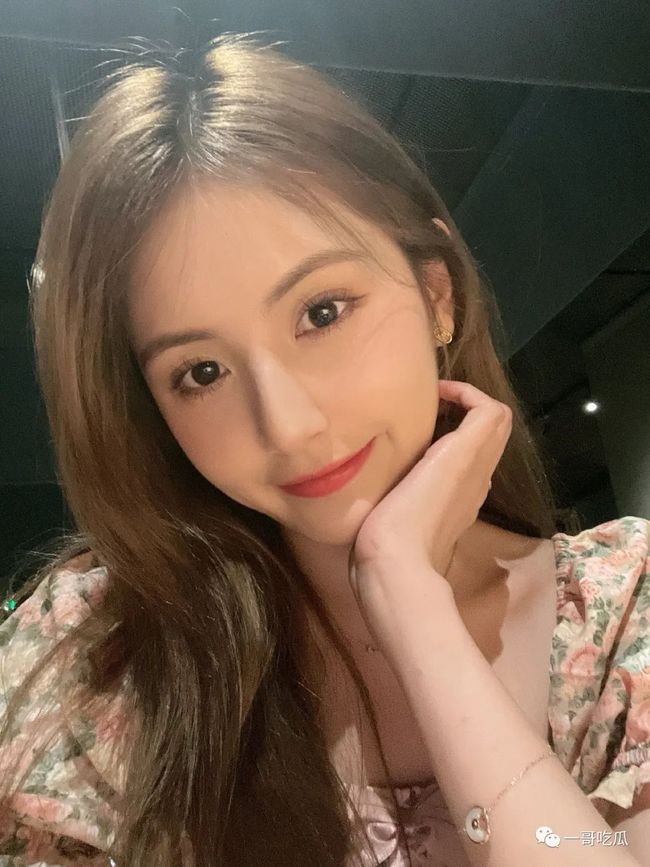 笑话：爸爸，您干活把手砸成这样，一定很疼吧？”爸爸：“十指连心，能不疼吗？”