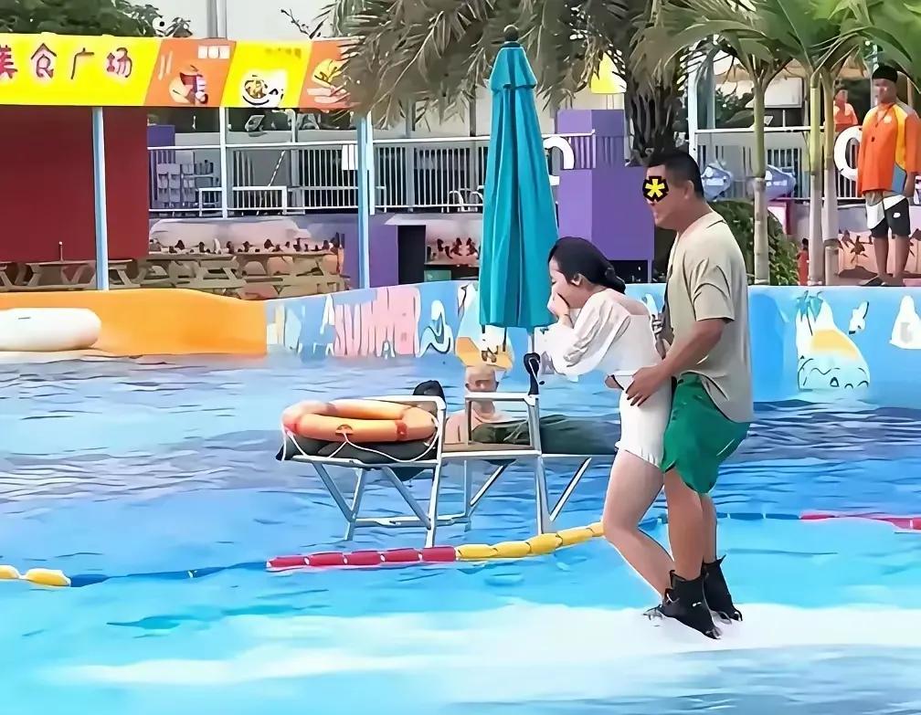 这一幕，看的让人脸红，如果自己女友想玩这个“水上漂”，打死也不让她玩。大家说是
