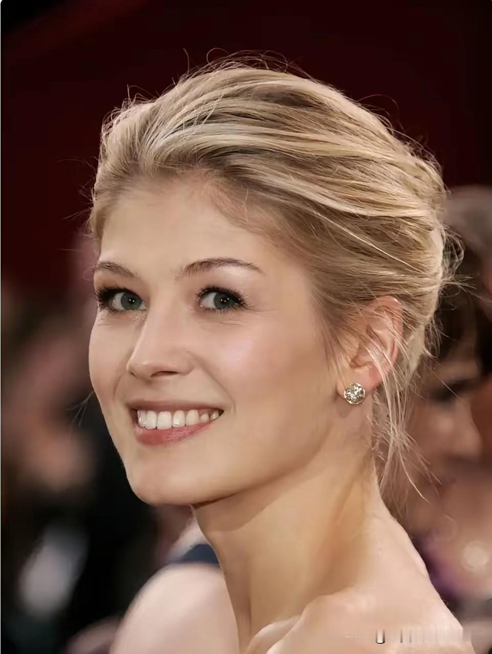 没想到，陪伴英国首相斯塔默在上海漫步闲逛的女子，竟是好莱坞影后！因她对中国文化