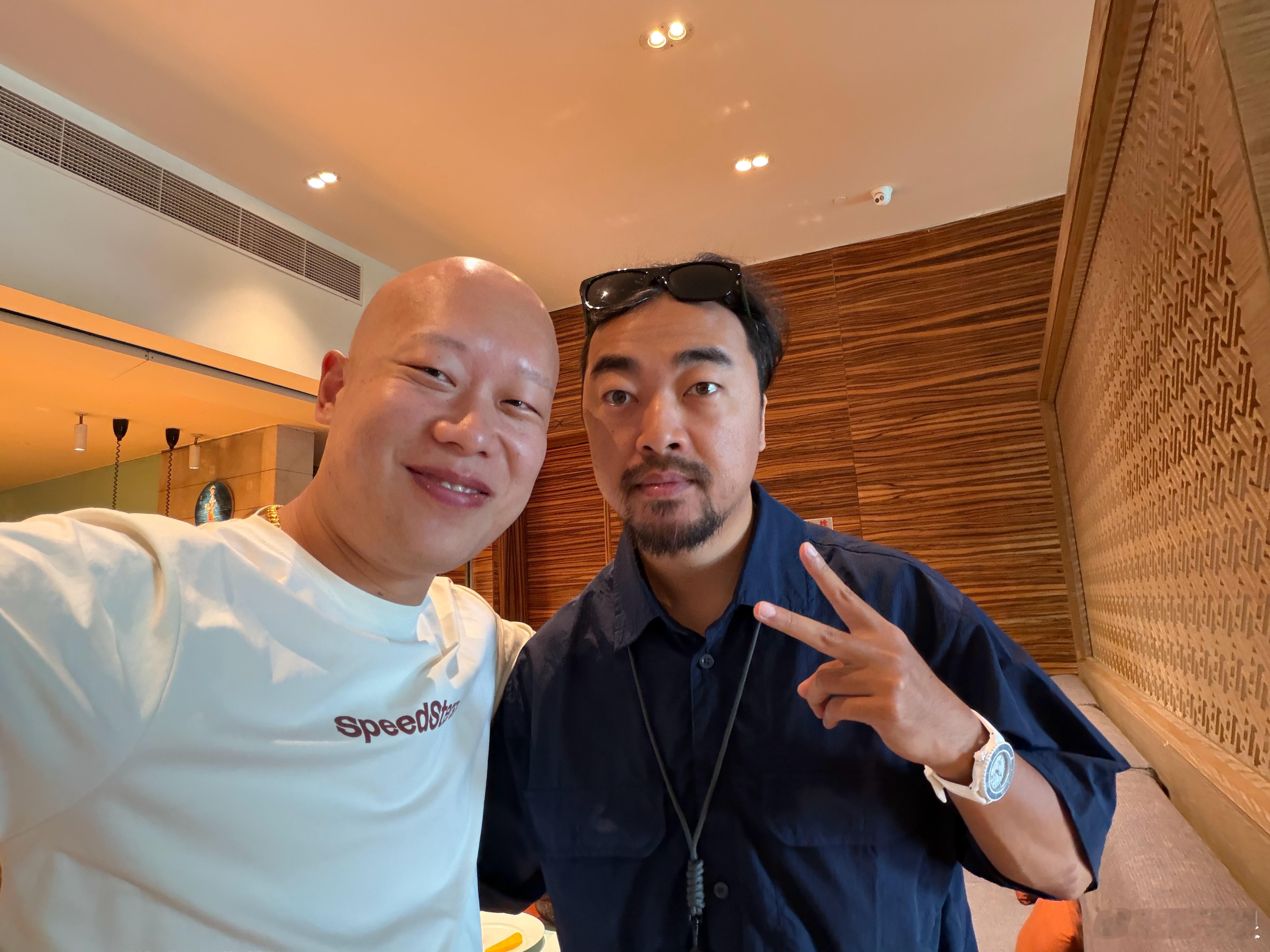 峰哥不愧是学者,爱学习。这不,又带着一群人来品鉴增程版小鹏X9了。这也许就是多元