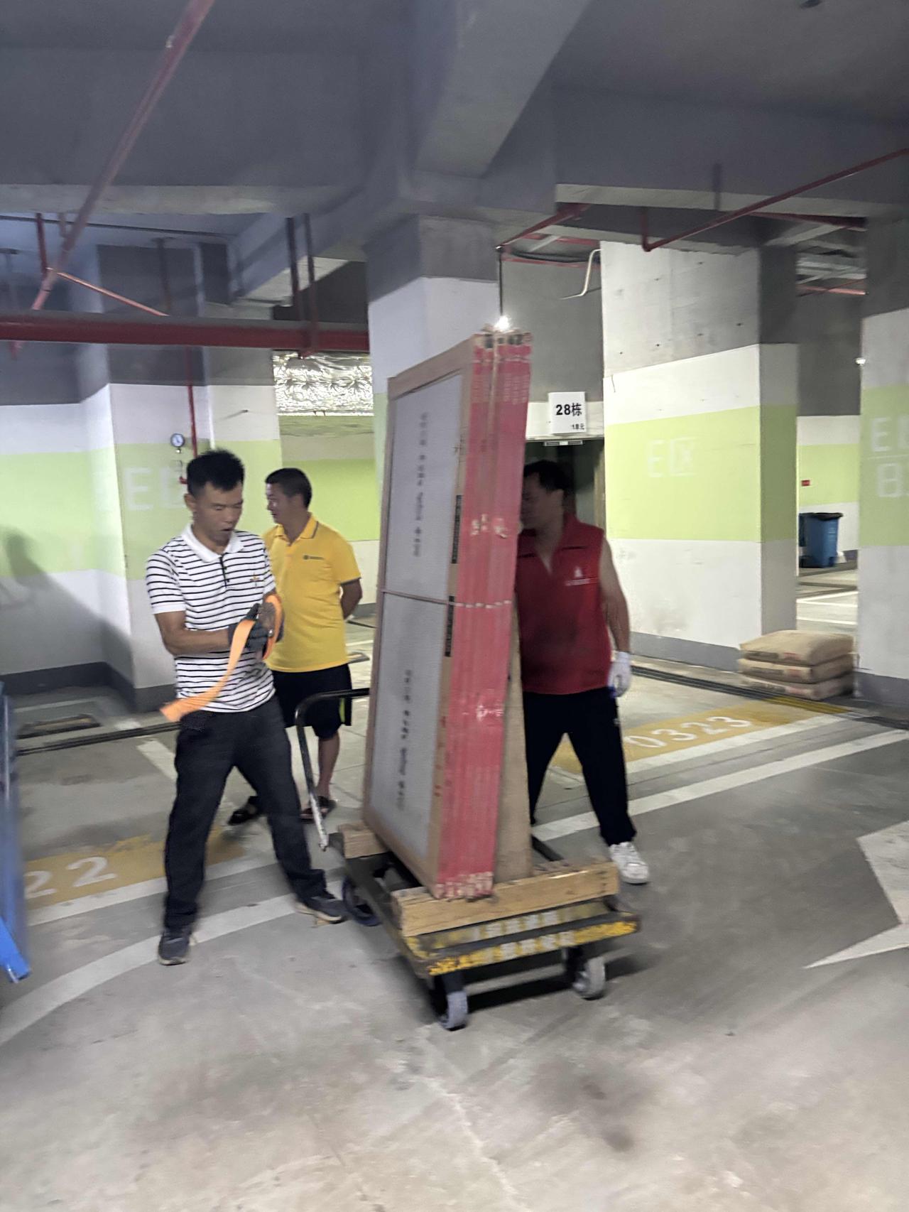 如果实在找不到工作，那就去工地搬砖，问题是，这砖，你能搬得动吗？今天在车库，