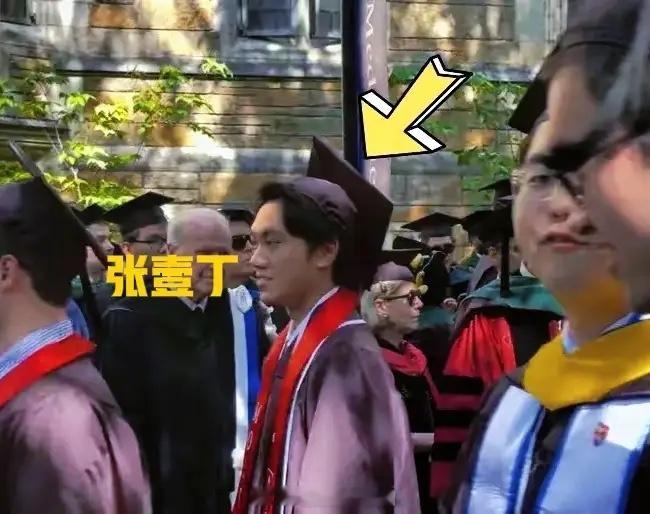 张艺谋现身耶鲁大学，参加二儿子张壹丁的毕业典礼，好优秀的孩子！大导演一共两段婚姻