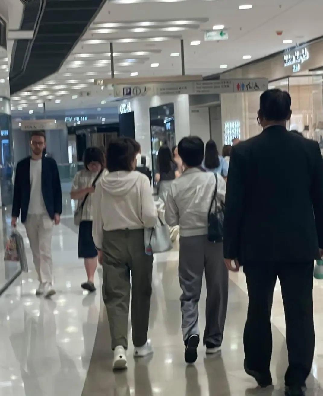 66岁四太梁安琪在香港中环逛商场被偶遇，她现实中真人看起来身材比较矮小，她精神状