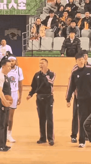 邱彪摔自己的衣服，没有往裁判脸上或者身上摔，邱彪也没有夸张的向裁判扑过去。更有意