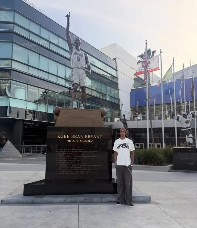 谢里夫-奥尼尔晒和科比雕像的合影并写到：必须来看看️，安息吧