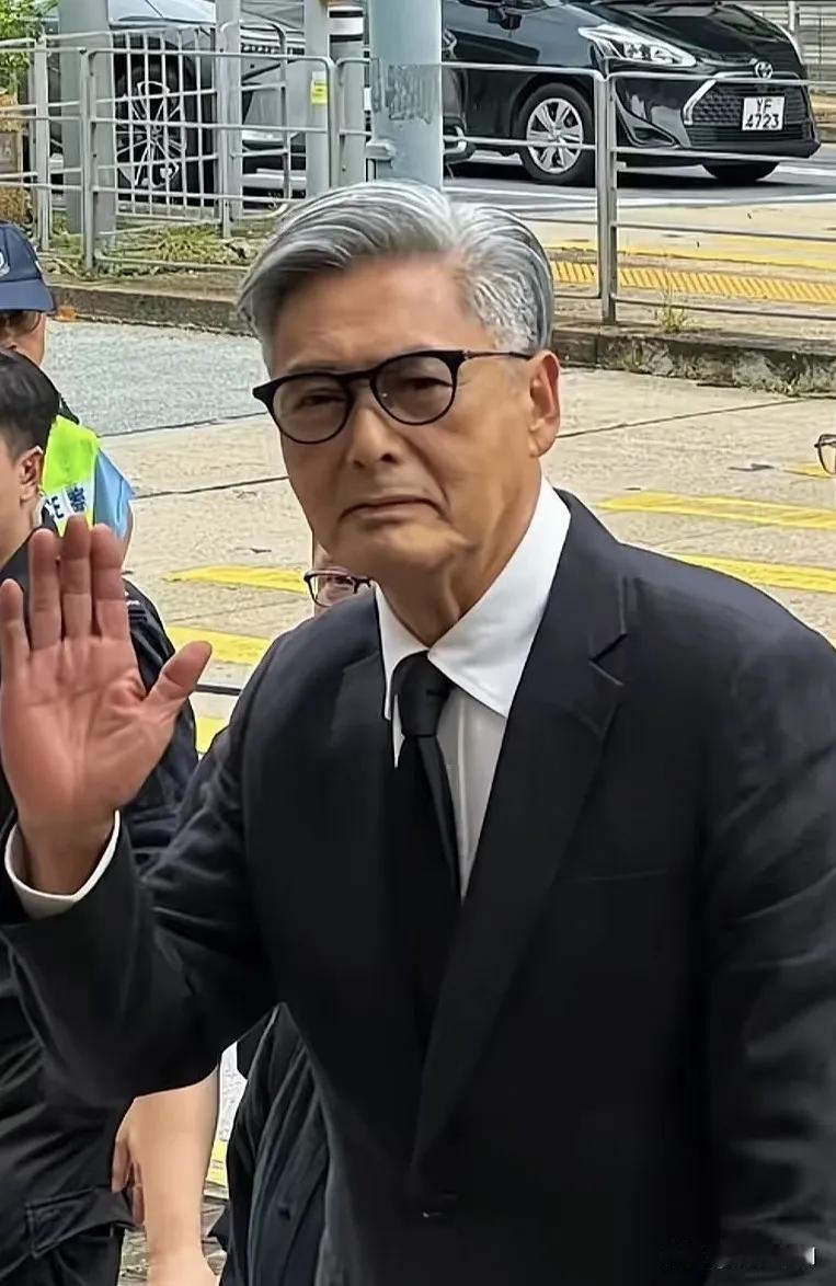 承认吧，有钱人的想法是摸不透的你看71岁的周润发就知道了16年前他以