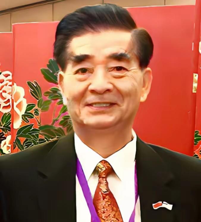 你敢信吗？一个被美国安插在中国潜伏了多年的间谍头子，居然是个天天笑眯眯、热心肠到