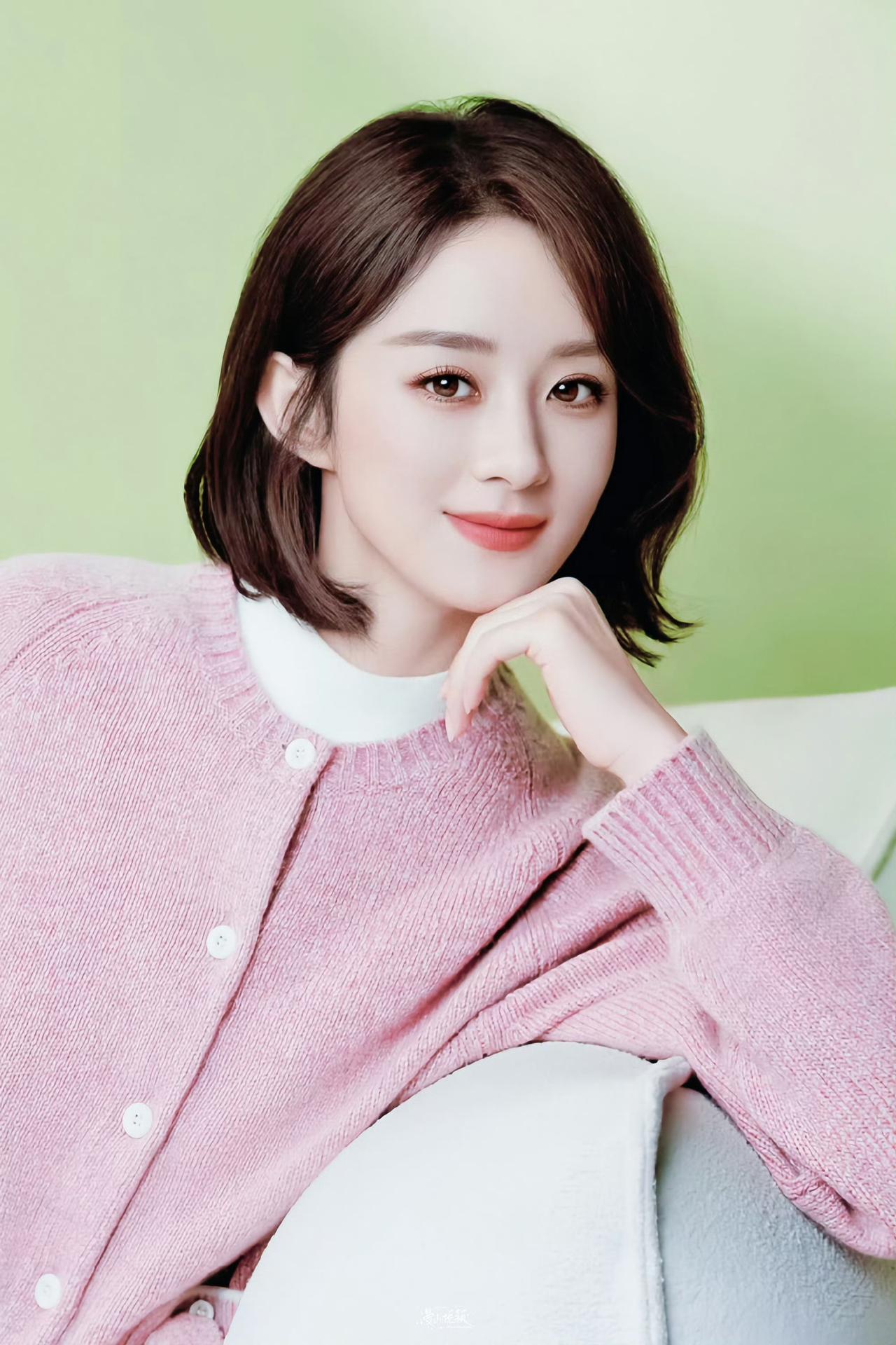 赵丽颖这套粉色look也太有春日氛围感了吧🥰温婉可人软糯的粉色针织开衫，搭