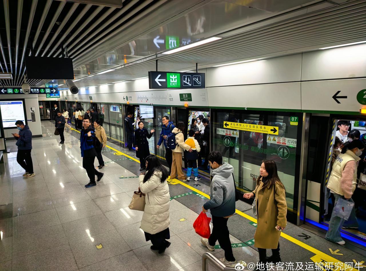 18:01，2号线西洋站往鼓山方向出站情况（图1）。18:04，2号线西洋→宁