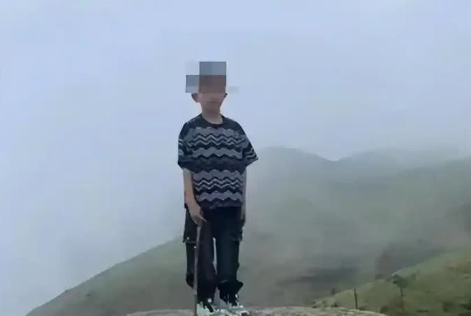 我们完全可以想象的到，一个八岁的孩子，在荒野的山上该有多么的恐惧和孤独。而且在生