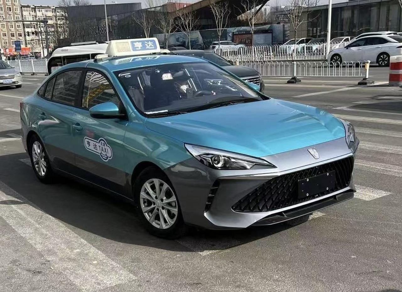 为什么现在很多人宁愿多等一会网约车，也不坐出租车？原因很简单，因为现在的出租车行