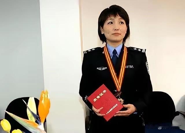 2006年，身陷囹圄的张高平偶然在监狱里看到电视上的女警官聂海芬，正对着镜头侃侃