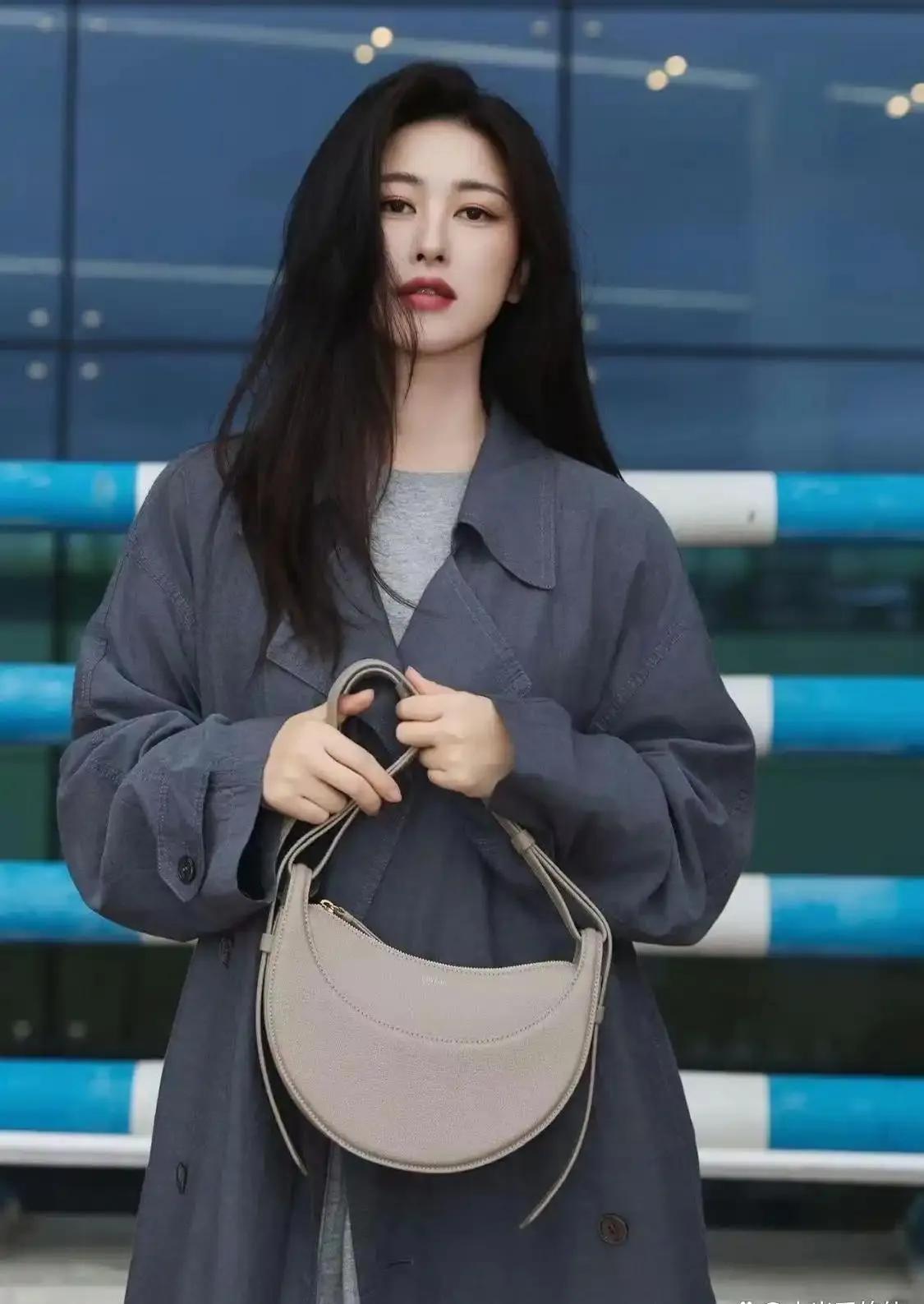 朱珠这套通勤穿搭，普通女生照着穿就好看灰蓝色亚麻风衣质感绝了，宽松版型不挑身材