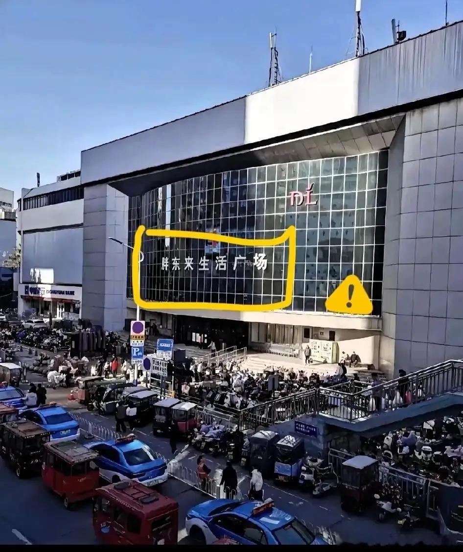 我表妹在许昌生活广场那楼上开了三年美甲店，昨儿晚上跟我视频，气哼哼地说这帮房东怕