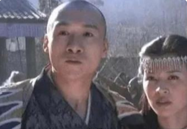2001年，香港媒体报道，51岁的导演张艺谋与小32岁的嫩模王海珍，在澳大利亚墨