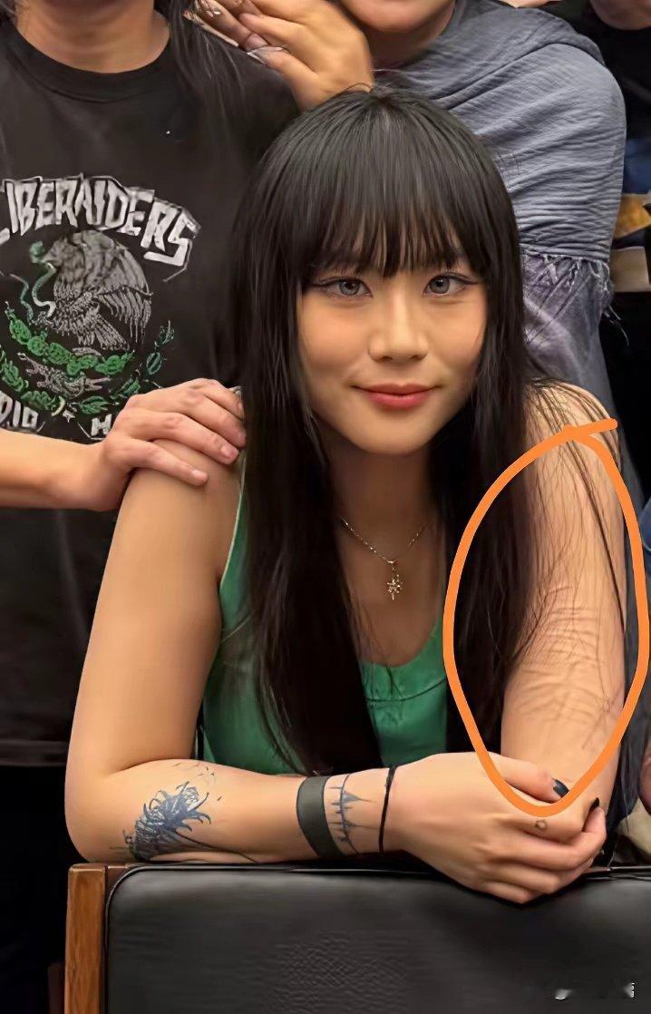 窦唯这个二女儿到底经历了啥？整个手臂上这么多刀疤！​接受采访的时候，她倒是曾经说过，有很长一段时间，