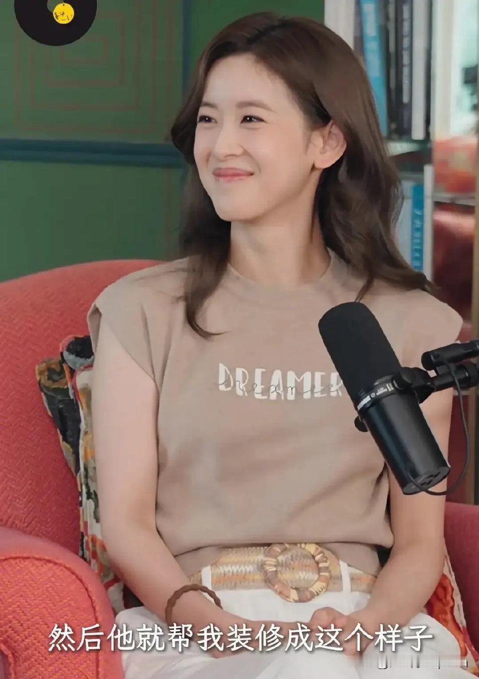 章泽天首期播客直接上高难度，在3000米山顶对着朵花啪嗒掉眼泪，也不知道是想表达