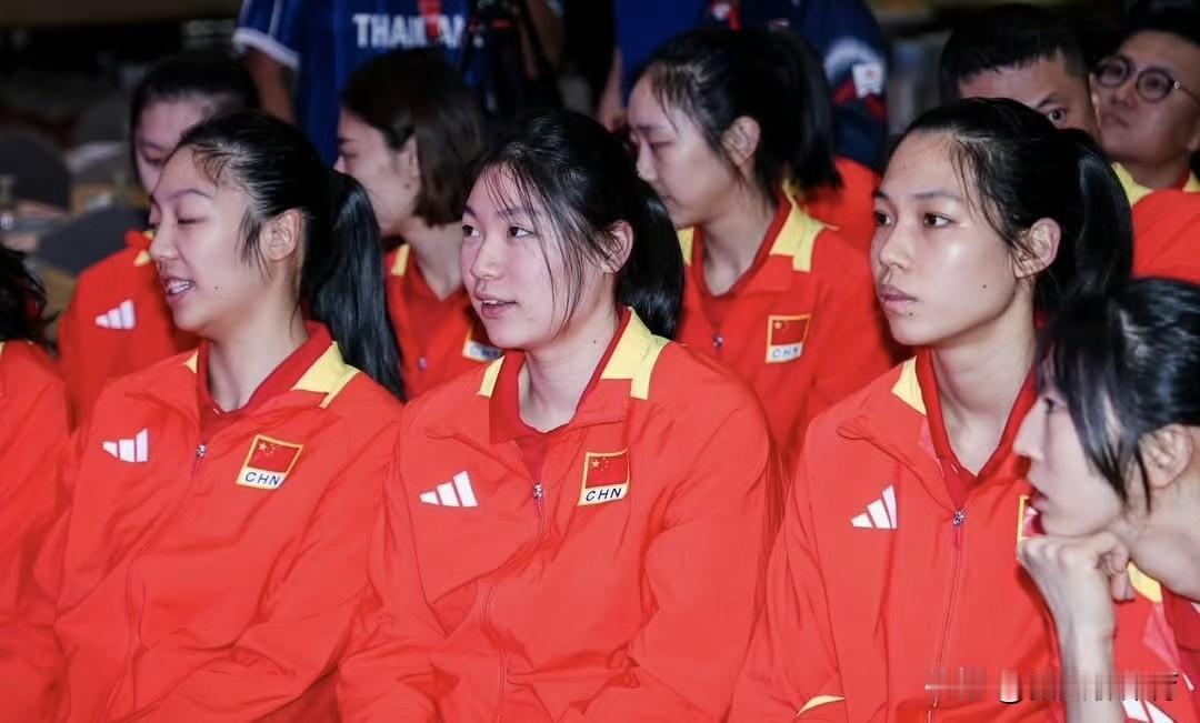 认真聆听领导讲话的中国女排姑娘们！中泰女排一家亲，这友谊赛赛前发布会阵仗可是真大
