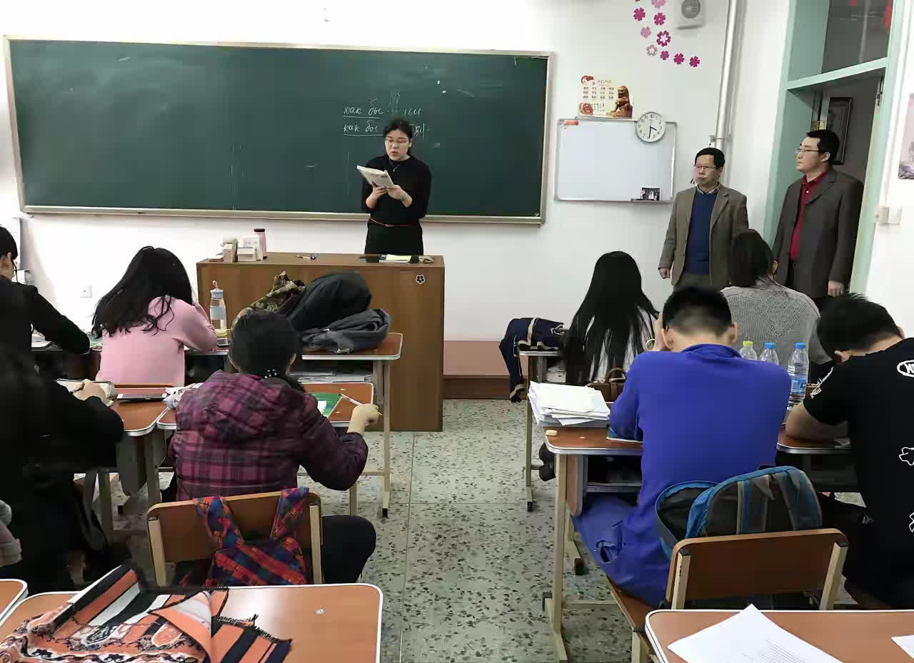 前两天，我正上着课，教导主任突然就带着教育局的两名领导走了进来，让我暂停上课！接