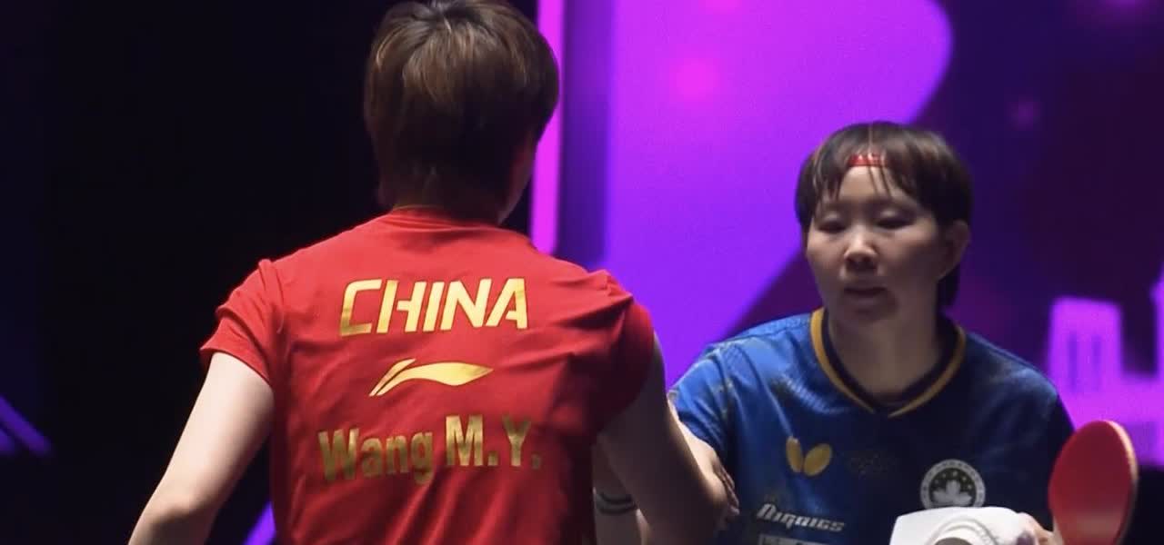 王曼昱的人品太好了，难怪这么多球迷喜欢她。4:0战胜了自己的前辈，师姐朱雨玲后，