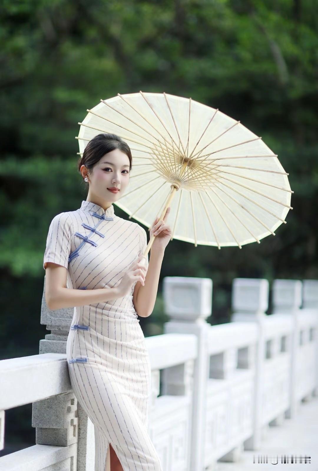 香风习习暗绿出,浅云缓缓过桥东。旗袍写真清新美照分享高雅气质美女