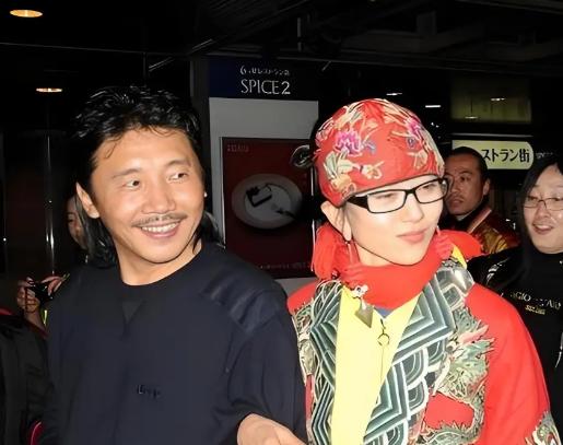 2002年，杨丽萍和百亿富豪刘淳晴结婚7年，刘淳晴对杨丽萍说：“我们要个孩子吧！