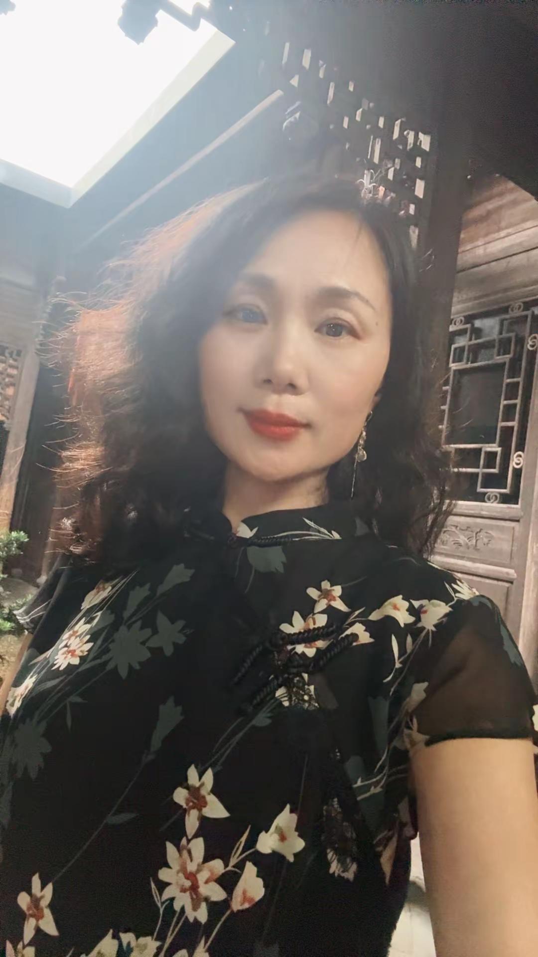 命理可算，人心难测。愿常遇良善，四季安稳。民国风穿搭到了喜欢旗袍的年纪