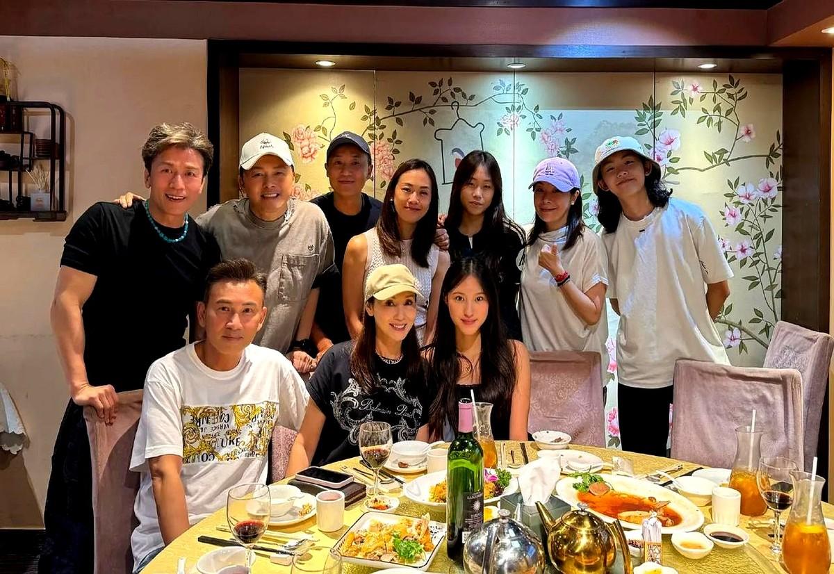 59岁的莫家尧，退圈经商身家过亿，再露面，状态好得不像话。郭可盈晒出三十年老