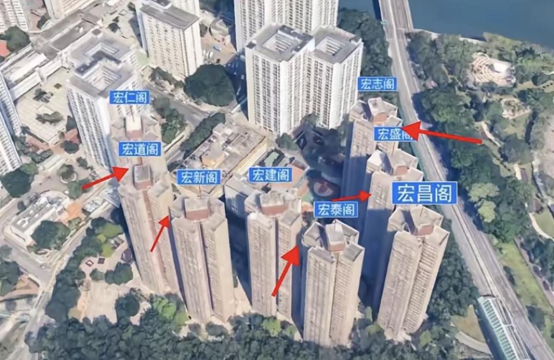 我一朋友在香港住了很多年，跟我说大埔的宏福苑从22年初就开始搞改造。八栋楼被围起