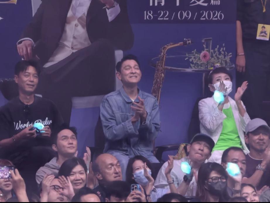 9月22日，刘德华与狄波拉一起现身谭咏麟香港红馆演唱会最后一场，刘德华穿着牛仔服