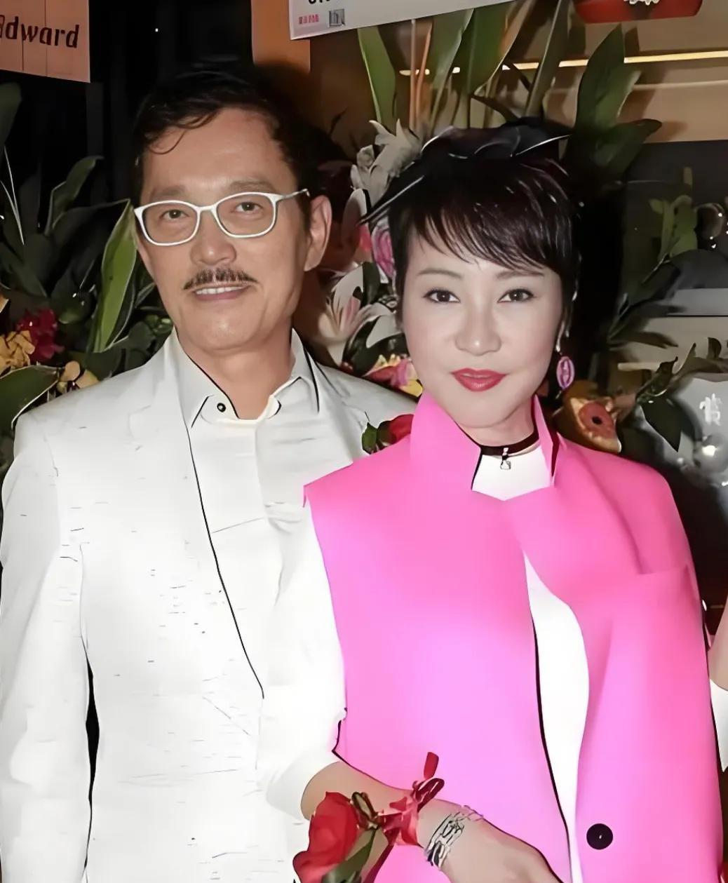 谢贤的前妻狄波拉，如今生活的可真甜蜜幸福呀！和丈夫江耀城感情十分的稳定，两人总是