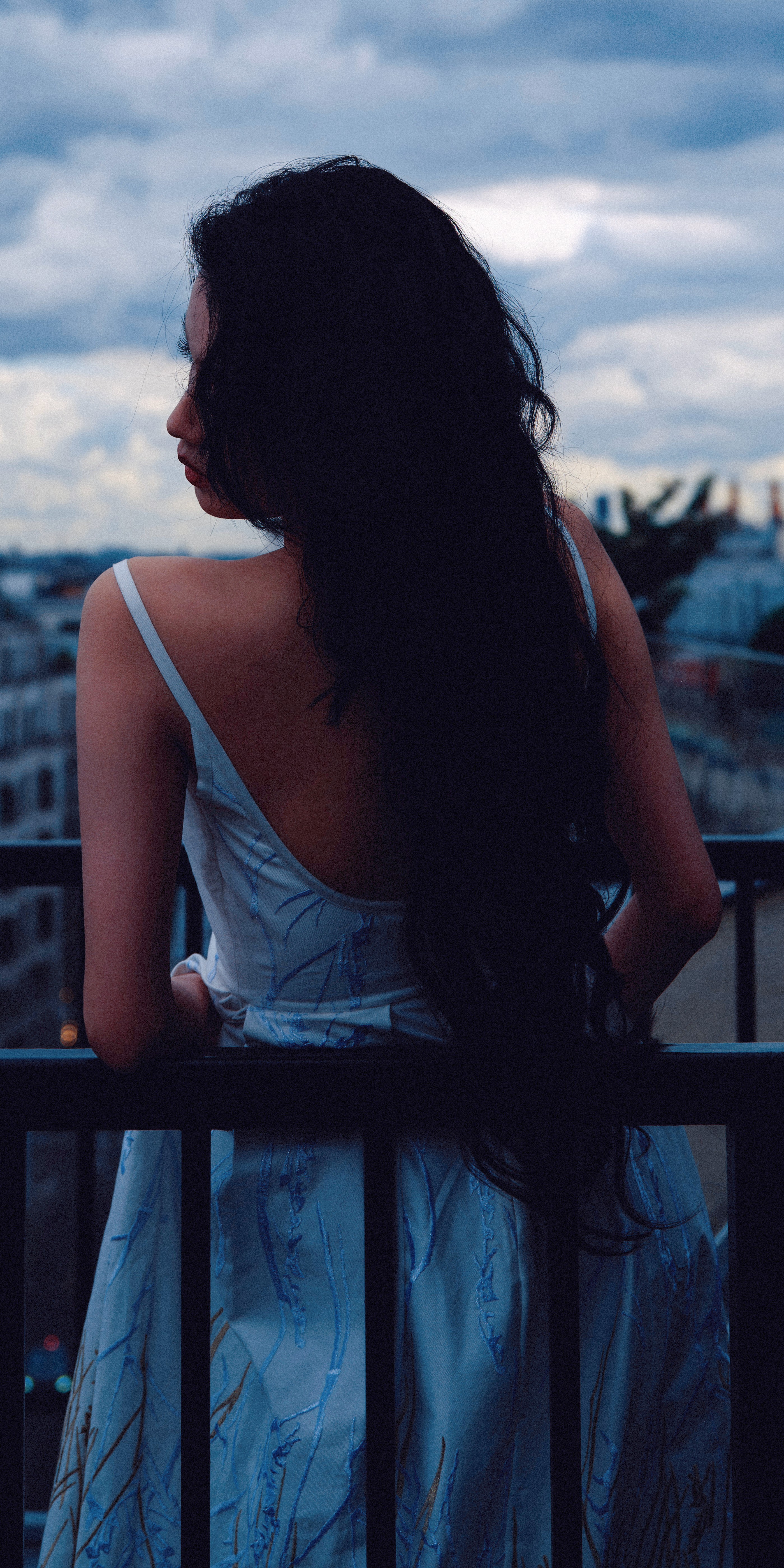 孙怡壁纸精选：穿白色吊带裙的浪漫内娱姐姐()