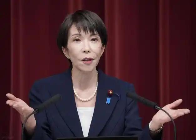 日本天皇居然和女首相公开闹起来了！这事儿简直破了战后近八十年的天荒。 就在6