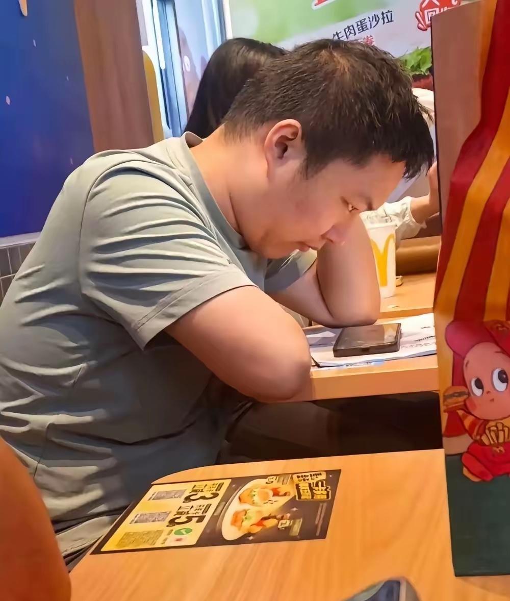 杀哥怒了，不好办。他室友也是吓得一批，赶紧示好。说真的，如果他是我室友，我也