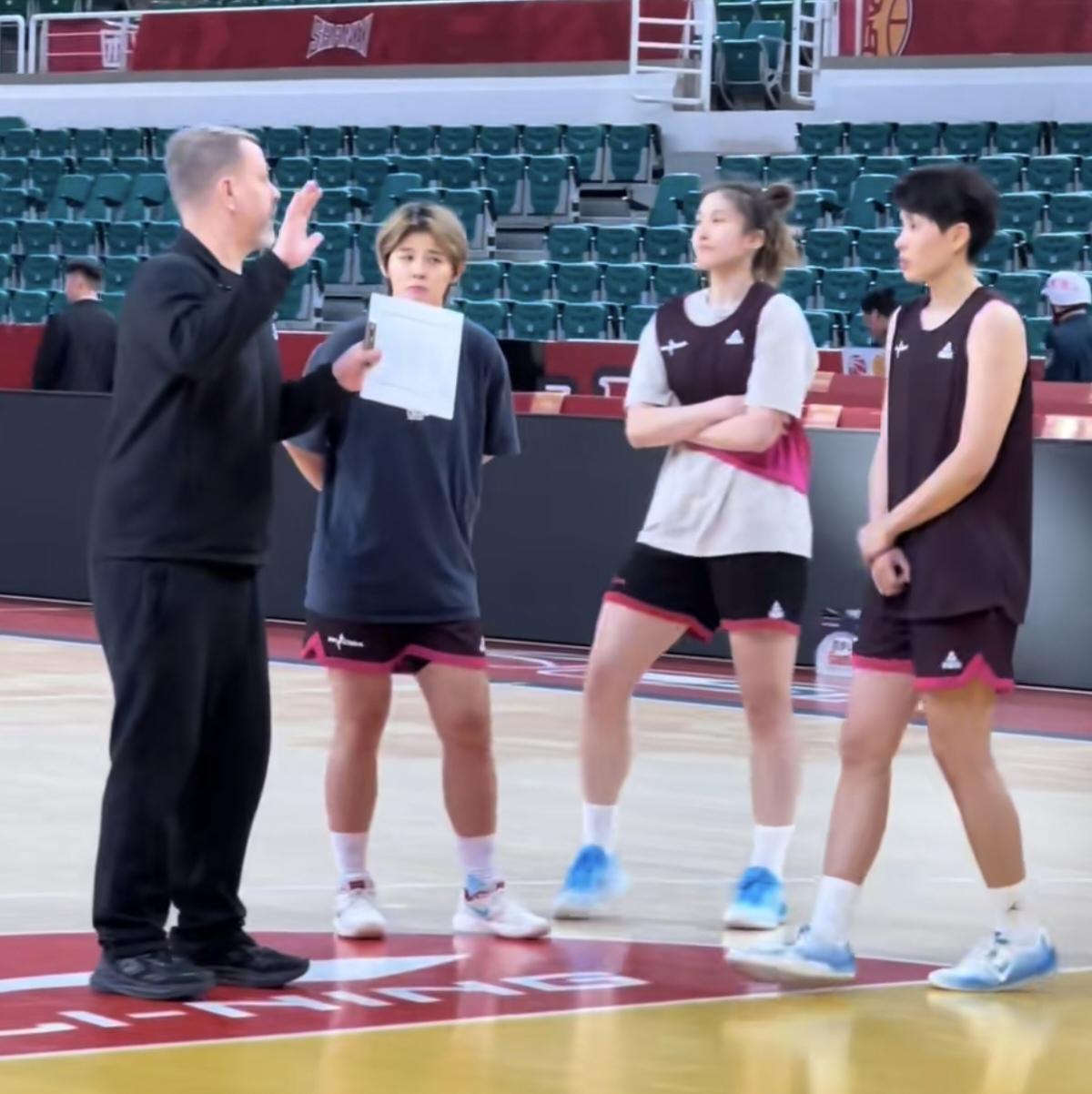 山西女篮认真准备与四川女篮的总决赛，只是我觉得山西女篮的大外援布朗，也许可以对上