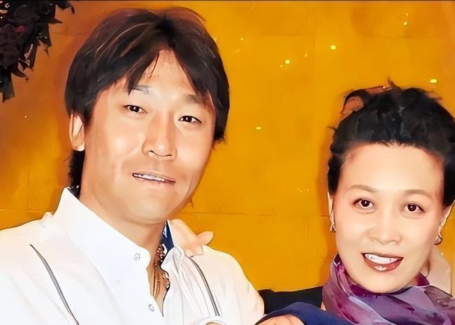 2004年的那场变故是个大坎。那英刚做完剖腹产手术生下儿子，人还在屋里坐月子，一