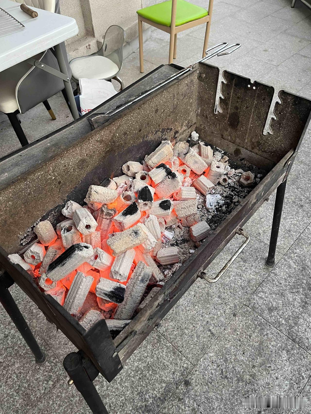 滋滋冒油的炭火羊肉串，才是烧烤界的顶流！🔥焦香的外皮裹着鲜嫩的羊肉，炭火特有